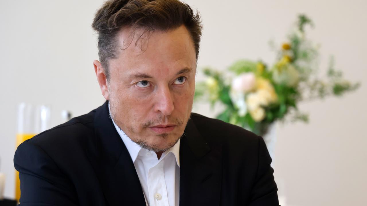 elon-musk-ihs-2105717.jpg